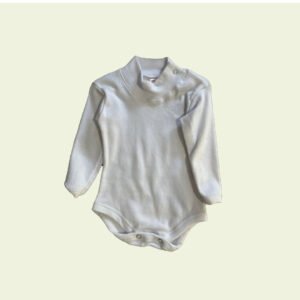 Body blanco para bebé con cuello alto – ideal para días frescos