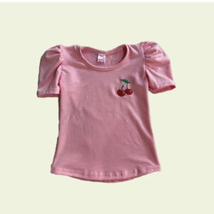 Remera rosa bebé con cereza bordada – delicada y femenina